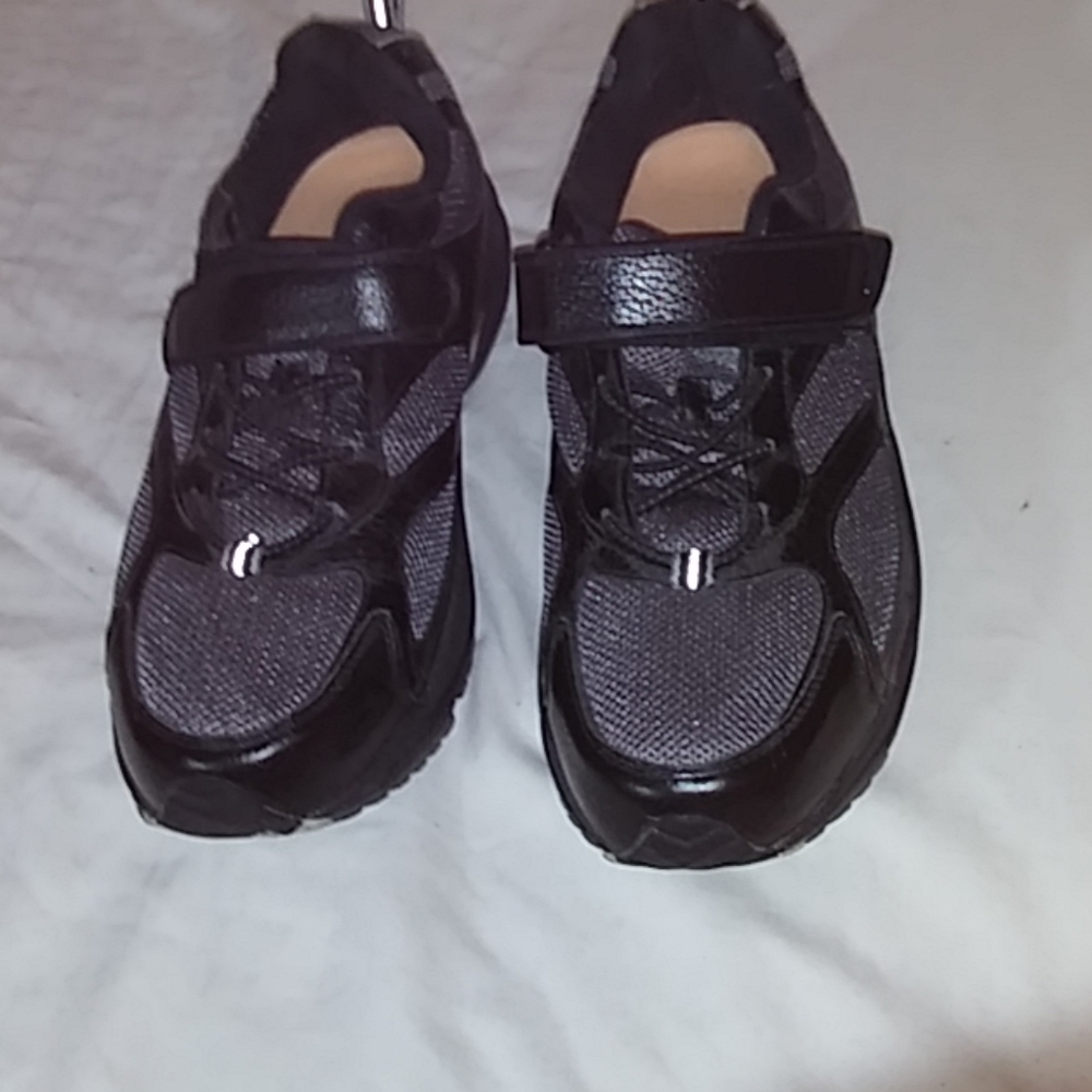 Dr. Comfort athletic shoes 11.5W ankle pull tabs.